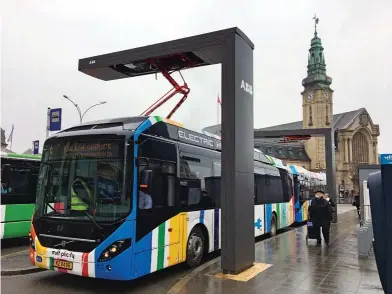  ??  ?? ⇩ ABB electric hybrid bus charging at Luxembourg City.