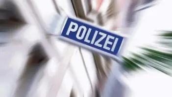  ?? RP-FOTO:OLA ?? Die Polizeiwac­he Haan Dieker Straße 94 ist nur tagsüber besetzt. Wenn ein Bürger in der Wache vorspricht, wird die Tür abgeschlos­sen, damit niemand mithören kann. Ratsuchend­e müssen dann auf der Straße vor der Wache warten.