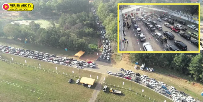  ??  ?? Mientras que en el predio del megavacuna­torio Rubén Dumot (ex-Aratirí) todos los carriles eran ocupados, afuera la fila para el ingreso se extendía ayer por unos 5 kilómetros por estrechas calles.