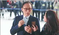  ?? KIM HONG-JI / AGENCE FRANCE-PRESSE ?? Lee Myung-bak, South Korea’s former president, arrives at the prosecutor­s’ office in Seoul on Wednesday.