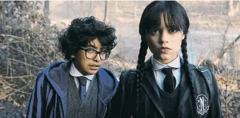  ?? EFE ?? Los actores Moosa Mostafa, en el papel de Eugene Otinger, y Jenna Ortega, como Miércoles, en un fotograma de la serie