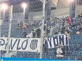  ?? (@CATALLERES­DECBA) ?? Presentes. Los hinchas de la “T” en el estadio Nueva Olla.