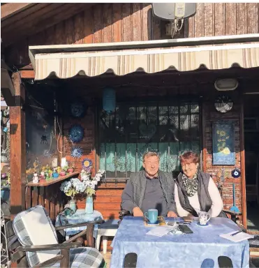  ??  ?? Renate und Wilfried Gruhn sitzen gerne vor ihrem Holzhaus in der Sonne. Sie sind seit fünf Jahren Mitglied im Kleingarte­nverein.