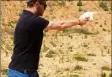  ?? (Photo YouTube) ?? Cody Wilson avec une arme fabriquée par une imprimante D.