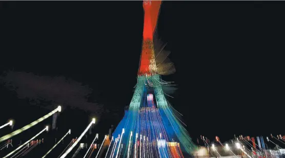  ??  ?? La Torre Eiffel rindió homenaje a las víctimas del club Pulse al iluminarse ayer con los colores del arcoiris, símbolo del orgullo gay y lésbico.