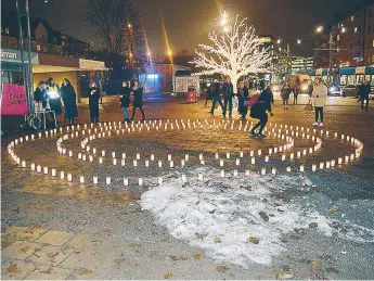  ?? FOTO: JONAS CARLSSON ?? CIRKEL. Sundbyberg­s torg lystes upp av alla tända ljus.