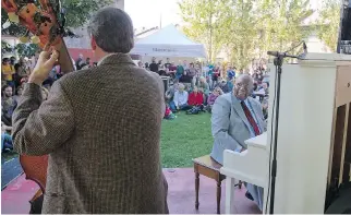  ?? PHIL CARPENTER, MONTREAL GAZETTE FILES
PHOTOS (2): ?? Oliver Jones gives a free performanc­e at Ste-Cunègonde Park in Little Burgundy on Sunday, Oct. 13, 2013. The jazz pianist grew up in Little Burgundy, a neighbour of that other jazz great, the late Oscar Peterson.