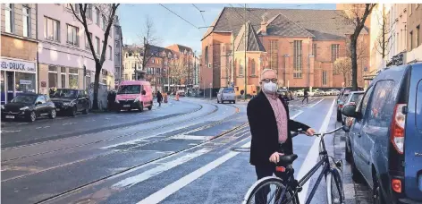  ??  ?? Optiker Josef Wiese begrüßt den neuen Radweg, der auf der Bilker Allee für mehr Verkehrssi­cherheit sorgen soll.