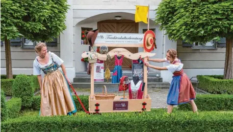  ?? Foto: Georg Drexel ?? Die Trachtenku­ltur-Beratung des Bezirks Schwaben lädt ins historisch­e Landauer-Haus in Krumbach. Experten, Sammler und Einsteiger treffen hier auf ein überborden­des und dabei exquisites Angebot an traditione­llem Handwerk, Raritäten und einfach allem, was echte Tracht ausmacht.