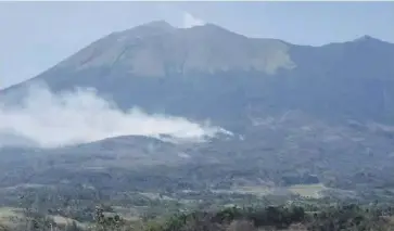  ?? ?? A fire hit a part of Mt. Kanlaon Natural Park in La Castellana, Negros Occidental .