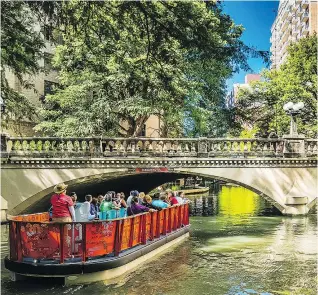  ?? VISITSANAN­TONIO.COM ?? A river boat cruises the San Antonio River.