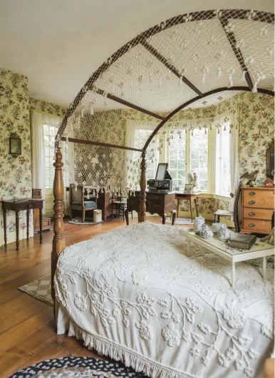  ??  ?? LEFT & ABOVE Caroline Ferriday’s room was decorated with a colorful wallpaper featuring birds and flowers. It is a vestige of the remodel directed by Colonial Revival architect Edson Gage, who left his mark in the curved corners appearing in rooms he reconfigur­ed.