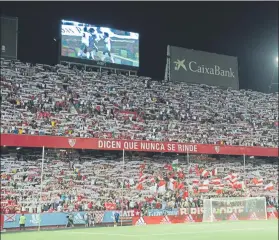  ?? FOTO: EFE ?? Los ‘biris’ en el Gol Norte del Pizjuán En el partido que enfrentó al Sevilla con el Barça