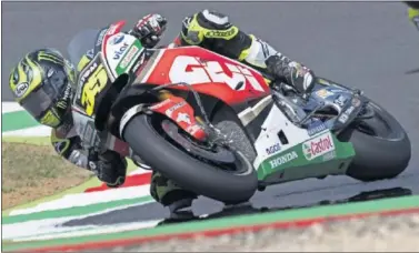  ??  ?? EL MÁS RÁPIDO. Cal Crutchlow logró ayer el mejor tiempo en los entrenamie­ntos libres de Italia.