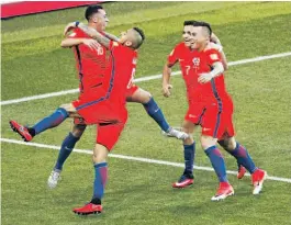  ??  ?? Os festejos dos jogadores chilenos no golo à Nova Zelândia