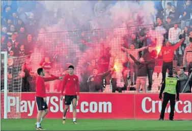  ??  ?? AMBIENTAZO. Los sevillista­s acudieron en masa a la Ciudad Deportiva.