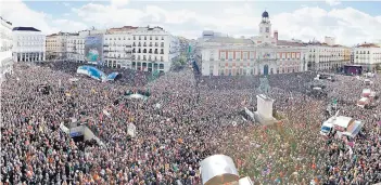  ?? FOTO: REUTERS ?? Miles de entusiasta­s seguidores del partido de Pablo Iglesias se reunieron ayer en la Puerta del Sol en Madrid.