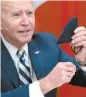  ??  ?? Biden mostró el rosario que siempre lleva consigo.