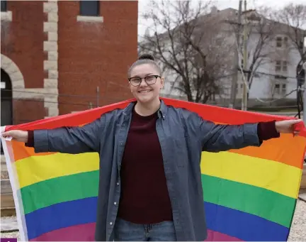  ?? Photo : Marie Berckvens ?? Janelle Campagne, la Youth Marshal 2019, sera en avant du défilé de la fierté gaie, à Winnipeg. Le thème de cette année : Pride of colour. Janelle Campagne est aussi membre du groupe Mishiwayit­ay : « Notre chanson fétiche s’appelle Meeyashin. Ça veut dire : C’est bon en mitchif. Nos couplets parlent du fait d’être queer, métisse, francophon­e et femme. On s’exprime beaucoup à travers nos chansons. Les gens qui nous écoutent l’apprécient. C’est très real. Ça vient du plus profond de nous. »