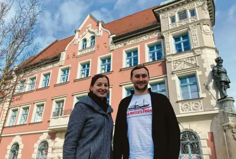  ?? Foto: Melanie Lippl ?? Die Geschwiste­r Verena Walsh und Max Herrmannsd­örfer organisier­en gemeinsam mit anderen Unterallgä­uern eine Demo gegen Rechtsextr­emismus in Mindelheim.