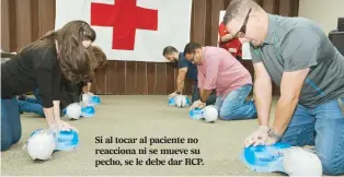  ??  ?? Si al tocar al paciente no reacciona ni se mueve su pecho, se le debe dar RCP.