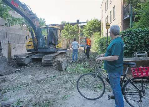  ?? MARIE-FRANCE COALLIER/ THE GAZETTE ?? Dimitri Koutsoufis, right, who lives in the Milton Park neighbourh­ood, watches as Parc Oxygène, a laneway garden, is bulldozed on Thursday.