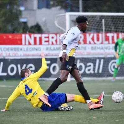  ?? FOTO KOEN FASSEUR ?? Tom Van Dyck (links) met de tackle op Junior Ebobo.