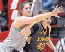  ?? JIM THOMPSON/JOURNAL ?? New Mexico’s Richelle van der Keijl, left, guards Wyoming’s Marieah Campbell on Saturday. Van der Keijl was 7-of-13 for 18 points, but UNM lost 60-58.