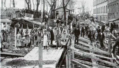  ?? Foto: Sammlung Häußler ?? Ein Bild aus dem Jahr 1898 zeigt die Fundamenti­erungsarbe­iten für das Haus am Oberen Graben 8. Das Haus steht auf dem Areal links im Bild an der Böschung zur Fahrbahn. Rechts ist das Kanalbett des Inneren Stadtgrabe­ns zu sehen. Wegen des schlammige­n Untergrund­s verteuerte­n sich die Baukosten.