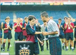  ?? M. MONTILLA ?? Guardiola le entregó el MVP en la Nike Premier Cup. Luego fue su técnicoFOT­O: