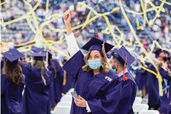  ?? MATIAS J. OCNER mocner@miamiheral­d.com ?? Julianny Guzman, 30, celebrates after graduating from Florida Internatio­nal University at the Riccardo Silva Stadium on Saturday.