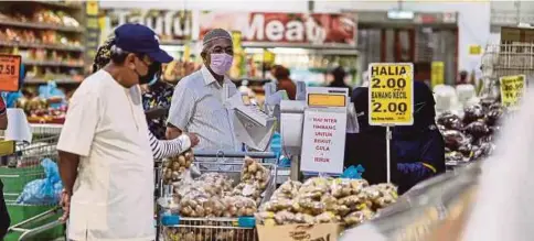  ?? ?? ORANG ramai dilihat berbelanja barangan keperluan harian secara sederhana dan berhemat berikutan kenaikan harga beberapa barangan makanan mentah ketika tinjauan di sebuah pasar raya di ibu kota, semalam.