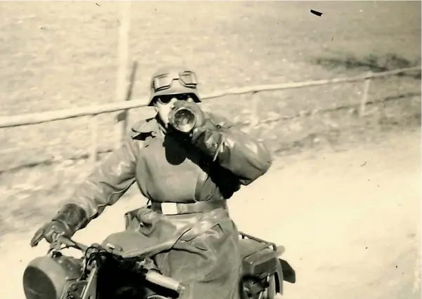  ??  ?? Été 1940 : un motard allemand photograph­ié à l’heure de l’apéro, sur une route du nord de la France.