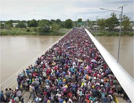  ?? Foto: dpa/Morena Pérez Joachin ?? Tausende Honduraner schafften am Freitag einen Etappensie­g: Durchbruch nach Mexiko. Aber das Wunschziel sind die USA.