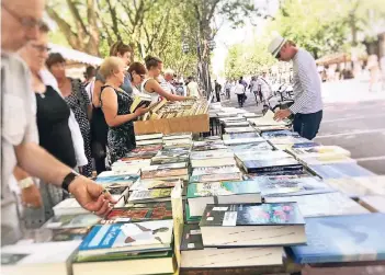  ?? FOTO: LISA KREUZMANN ?? Beim Bücherbumm­el an der Kö können Besucher an den Ständen der Buchhändle­r schmökern.