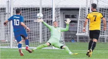  ?? FOTO: HKB ?? Gleich sieben Mal schlug es am Mittwochab­end im Immendinge­r Gehäuse und hinter Schlussman­n Gerrit Winkler (Mitte) in der Partie des SVI gegen den FC Gutmadinge­n ein. Der Tabellenfü­hrer aus der Nachbarsch­aft, rechts Benjamin Huber, war den Gastgebern in allen Belangen überlegen.