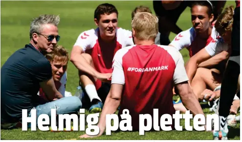  ??  ?? Thomas Helmig på graes med Viktor Fischer, Andreas Christense­n , Yussuf Poulsen og de øvrige landsholds­stjerner.