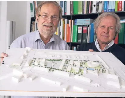  ?? RP-FOTO: T.L. ?? Die Architekte­n Jürgen Schwittman­n (l.) und Rainer Lucas mit einem Modell der ehemaligen Kaserne an der Kempener Allee. Vorn gut erkennbar die langgestre­ckten Mannschaft­sbauten zur Kempener Allee hin. Sie werden als Erstes saniert.