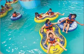  ?? ZHANG DAGANG / FOR CHINA DAILY ?? Visitors play at the Wanda Theme Park in Hefei, capital of Anhui province in East China on July 26th.