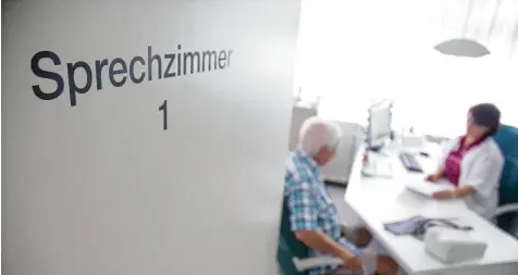  ?? Symbolfoto: Benjamin Ulmer, dpa ?? Die Helfer von Medinetz unterstütz­en Patienten ohne Krankenver­sicherung und begleiten sie in Praxen und Kliniken. Etwa 20 Ärzte umfasst das Netzwerk des Vereins in Ulm und in der Umgebung. Die Besucher kommen von weit her, manche sogar aus dem Umkreis...