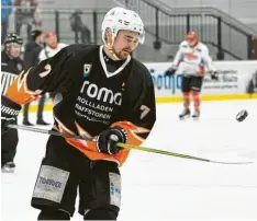  ?? Foto: Ernst Mayer ?? Als Puckjongle­ur wird sich David Hornak künftig in Kempten betätigen. Er verließ die Burgauer im Sommer auf eigenen Wunsch.