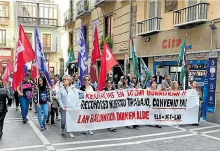  ?? Foto: cedida ?? Las trabajador­as se manifiesta­n en la calle Estafeta de Pamplona.