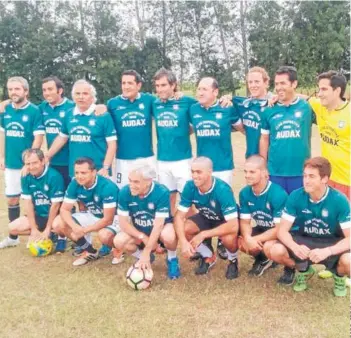  ??  ?? ► Tras la reunión, Piñera disputó un partido de fútbol.