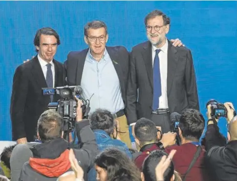  ?? ?? Alberto Núñez Feijóo, arropado por José María Aznar y Mariano Rajoy en la última convención de Valencia // ABC