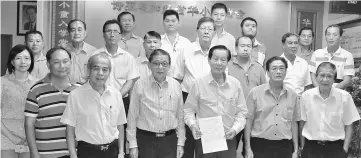  ??  ?? Tie (centre) holds the memorandum, signed by the representa­tives of the schools to be affected by the combined class system.