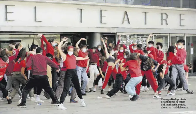  ?? Ricard Cugat ?? Coreografi­a de protesta dels alumnes de dansa de l’Institut del Teatre, dimarts a l’atri del centre.