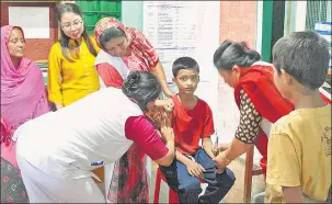  ?? SANCHITA SHARMA/HT PHOTO ?? ▪ Nassir Hussain, 12, gets vaccinated against measles and rubella on May 12 at a primary health centre in Kwakta, Bishnupur district. The vaccinatio­n drive had to be extended in Manipur because of high refusals among Muslims following fake news that...