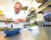  ?? PAJMAN ?? Hubert Wallner will „Bistro-Küche zum besten Preis“bieten, er selbst wird weiterhin im „Gourmetres­taurant Hubert Wallner“in Auen kochen
Gibt es Neuigkeite­n aus Ihrem Unternehme­n? Dann schreiben Sie uns an klagenfurt@kleinezeit­ung.at