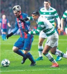  ??  ?? DUELAZO. Emilio Izaguirre disputa el balón con Messi en el enfrentami­ento por la Champions League entre el Celtic y Barcelona en 2016.