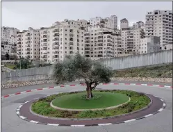  ?? ?? A section of Israel’s separation barrier cuts between Shuafat refugee camp and the east Jerusalem neighborho­od of Pisgat Zeev.